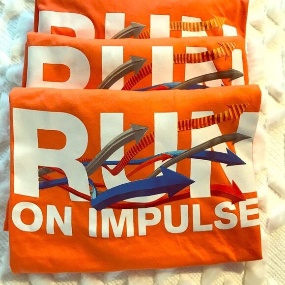 NEW ASICS T-Shirt Short Sleeve Graphic Run On Impulse Orange - Picture 2 of 3